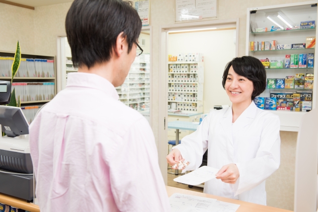 患者様と会話する薬剤師